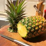 案板上切开的新鲜菠萝