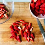 切分新鲜草莓于木砧板上