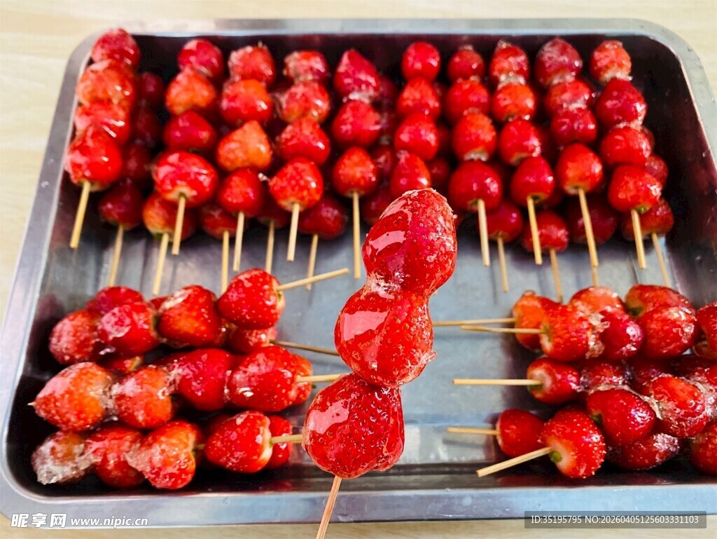 美味糖葫芦串在烤盘上