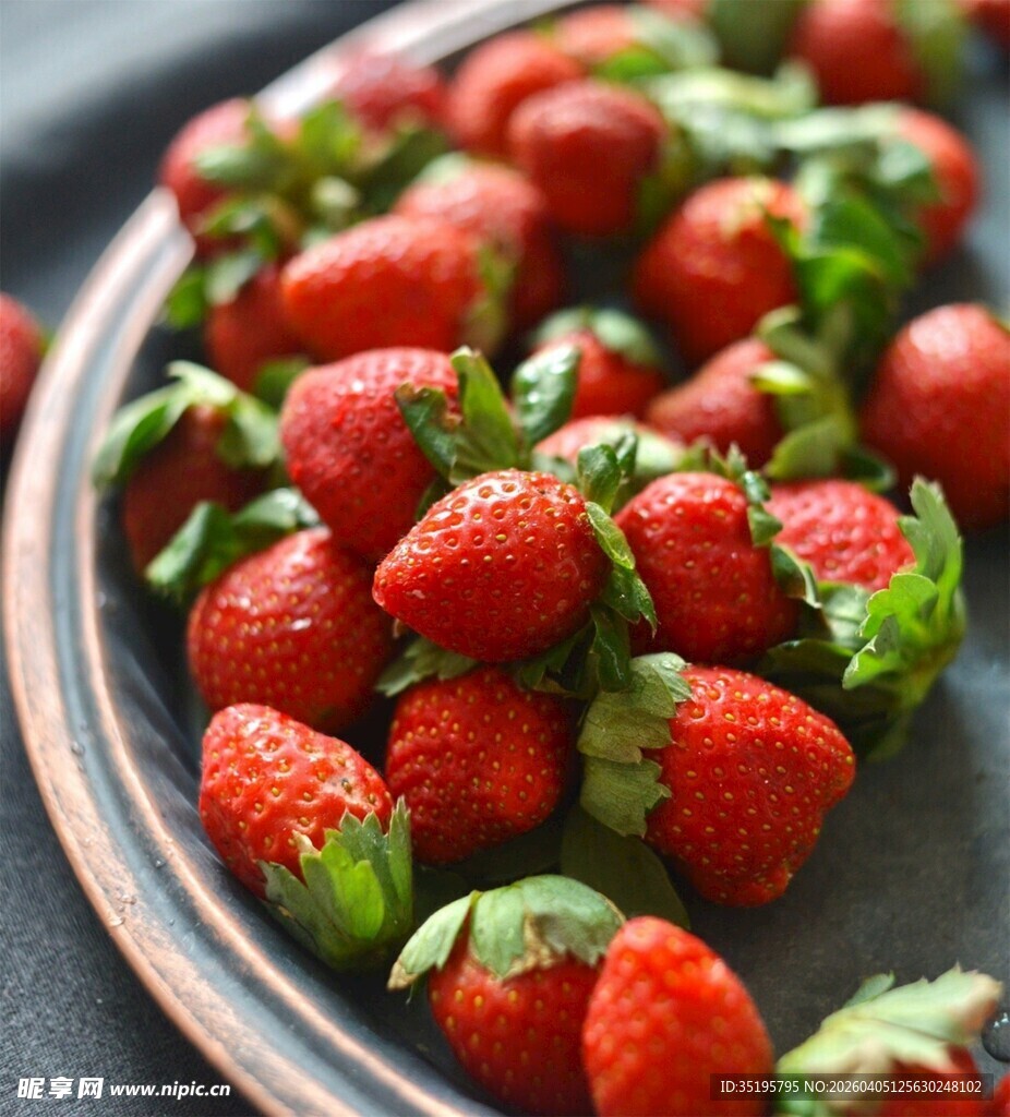 盘中新鲜草莓
