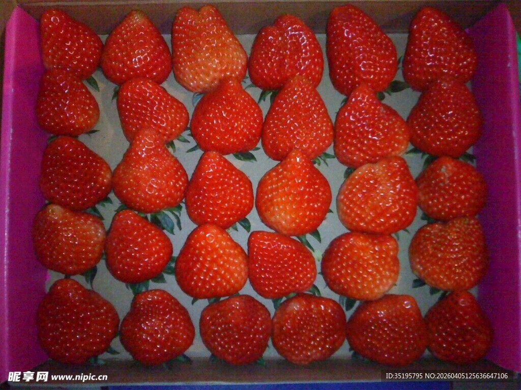 一盒新鲜诱人的草莓