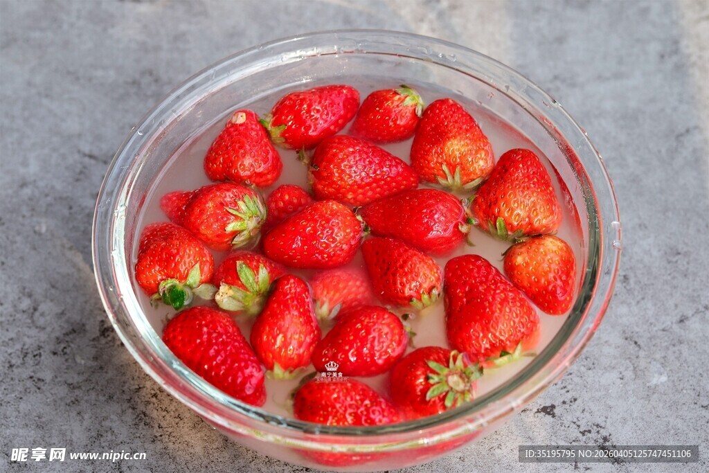 玻璃碗中的新鲜红草莓