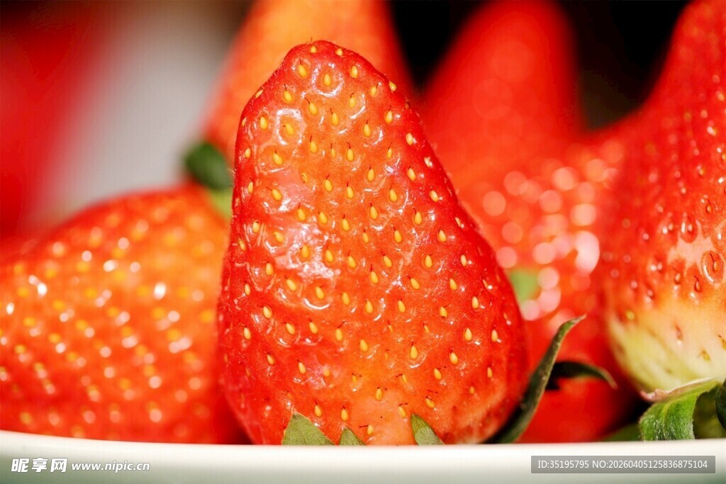 新鲜诱人的草莓特写