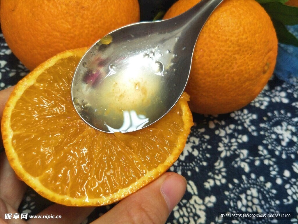 勺子挖取新鲜橙子果肉