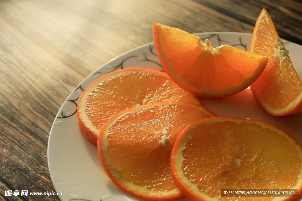 木盘上的新鲜橙子切片
