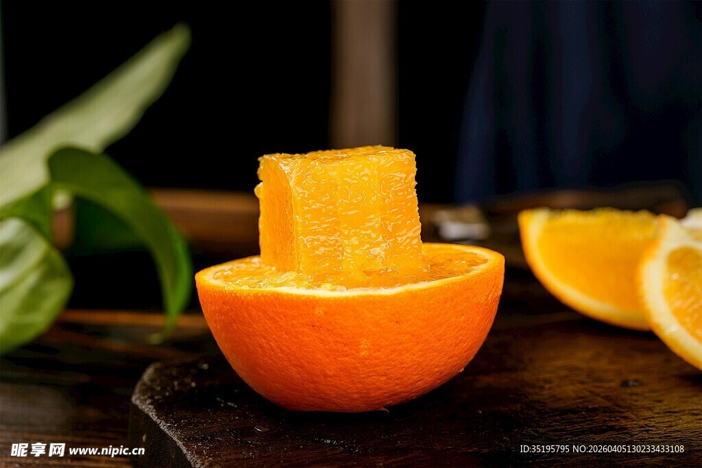 切开的橙子与果肉