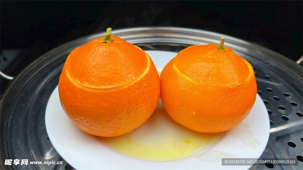 切开的橙子置于白色盘上