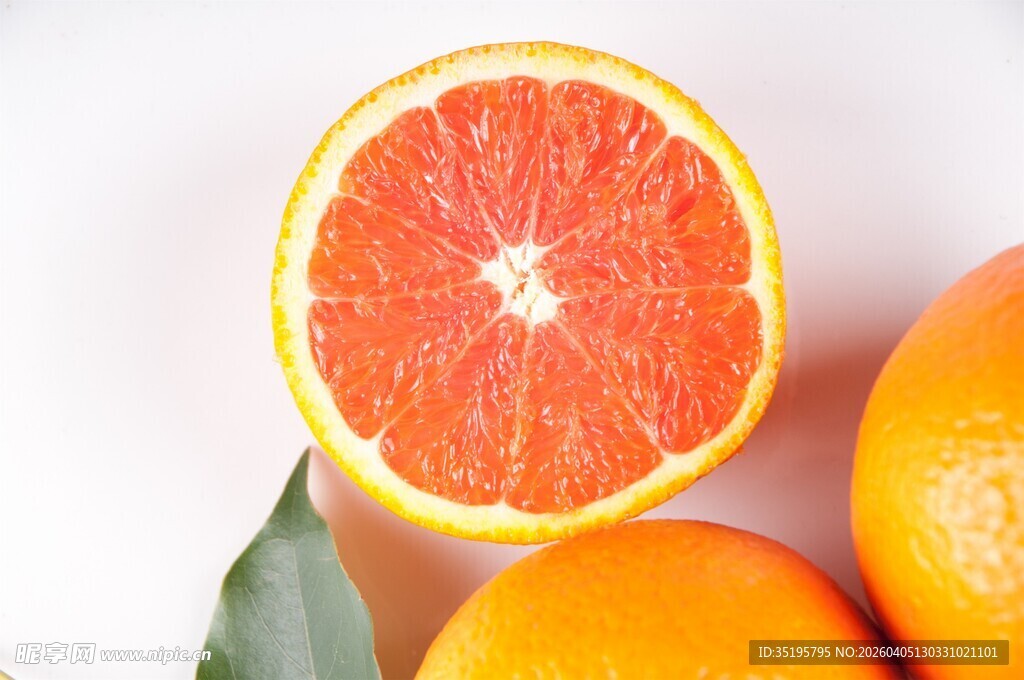 新鲜切开的多汁西柚