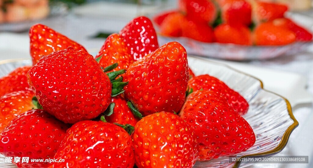 新鲜诱人的草莓一盘