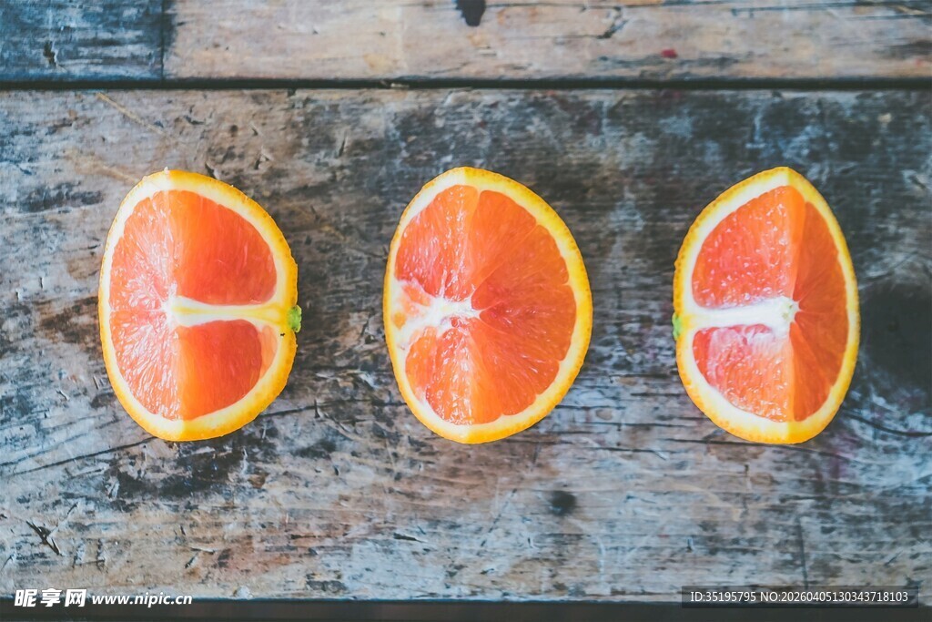 切开的血橙置于木质背景
