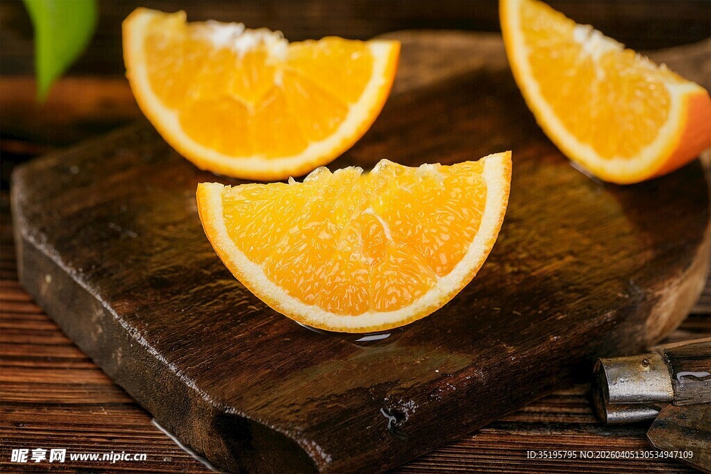 木砧板上的新鲜橙子切片
