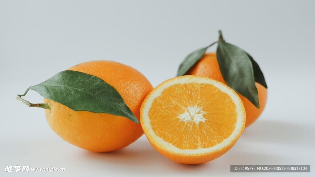 新鲜带叶橙子色泽诱人