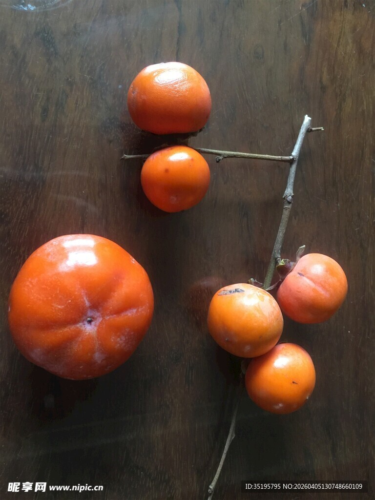 木桌上摆放的新鲜西红柿