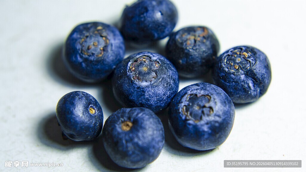 新鲜饱满的蓝莓