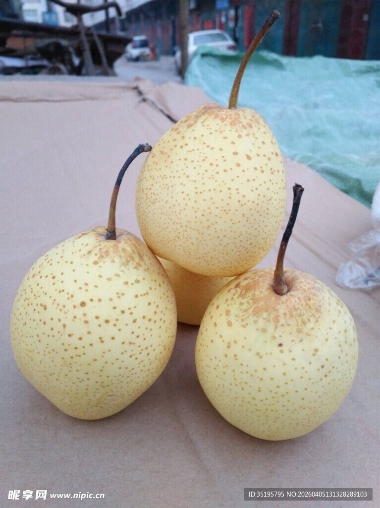 新鲜饱满的梨子堆叠