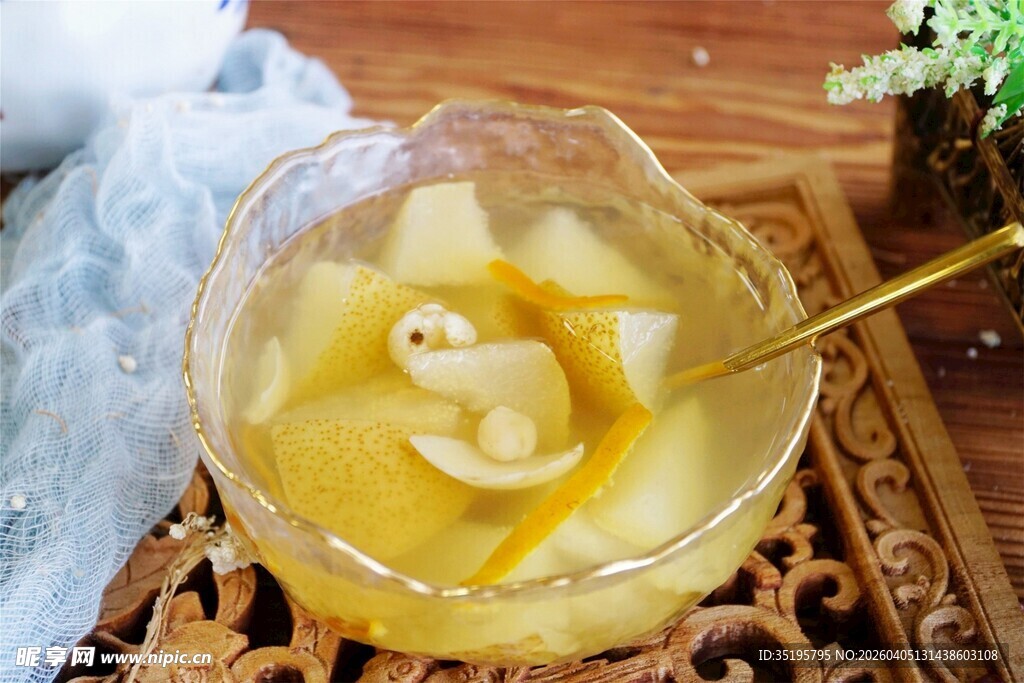 玻璃碗中的美味水果羹