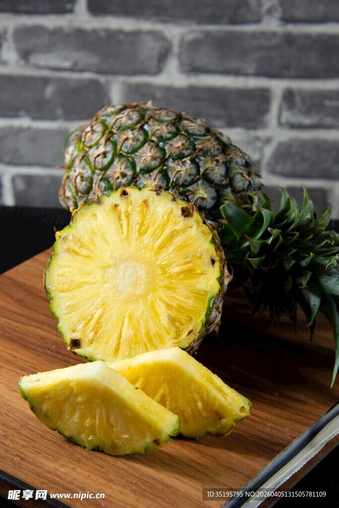 新鲜菠萝切块展示
