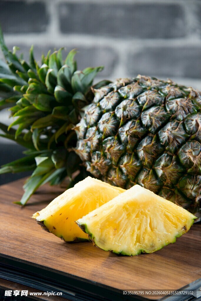 新鲜菠萝切片展示
