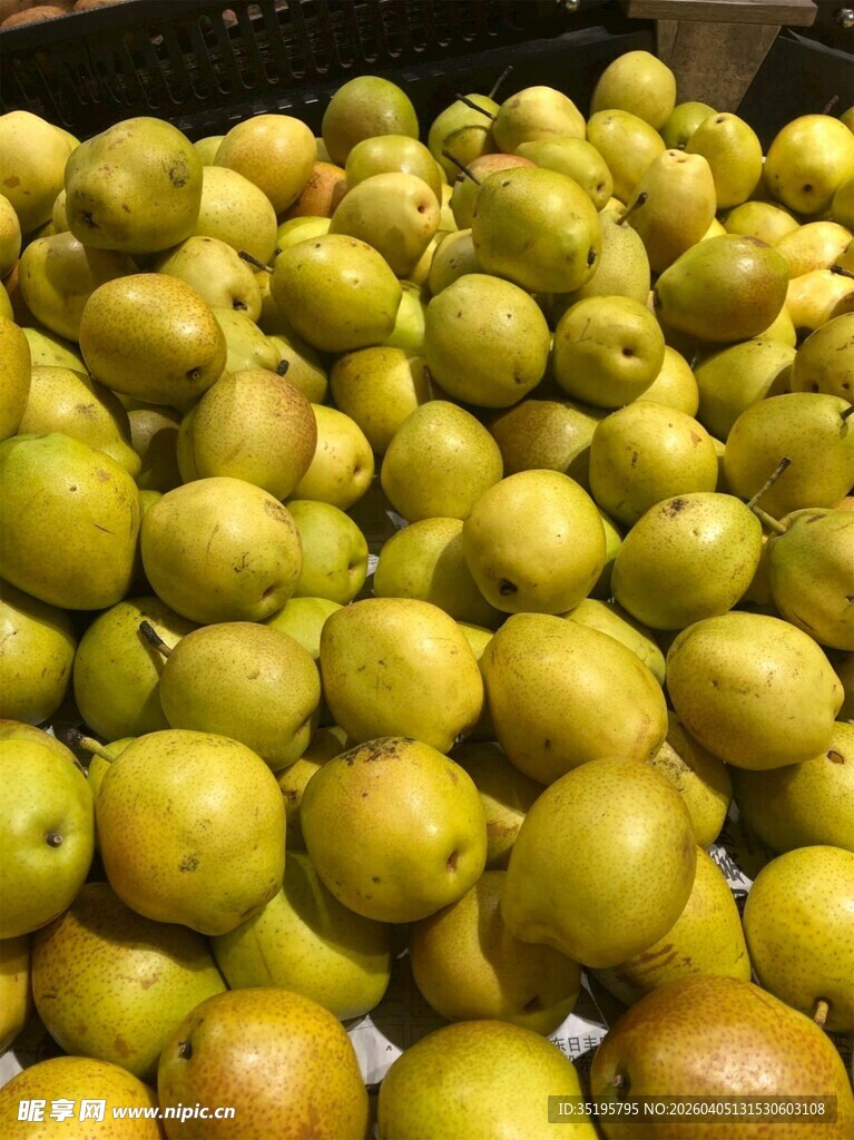 一堆黄绿色新鲜梨子