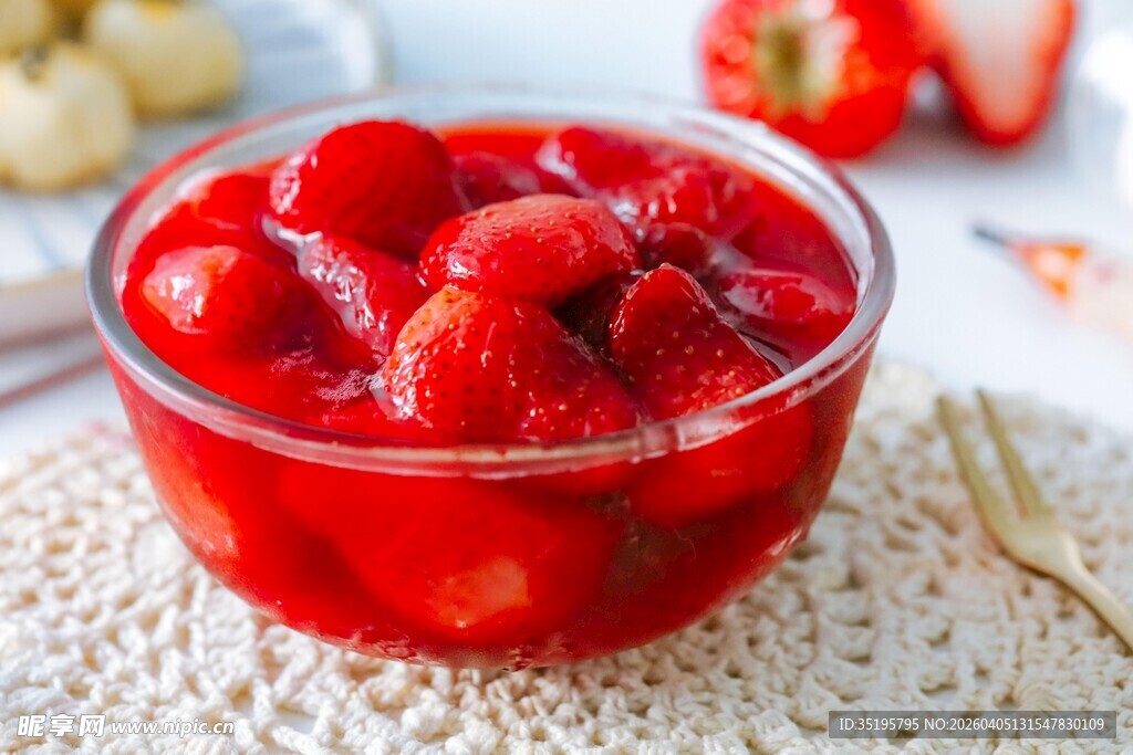 玻璃碗中的美味草莓果酱