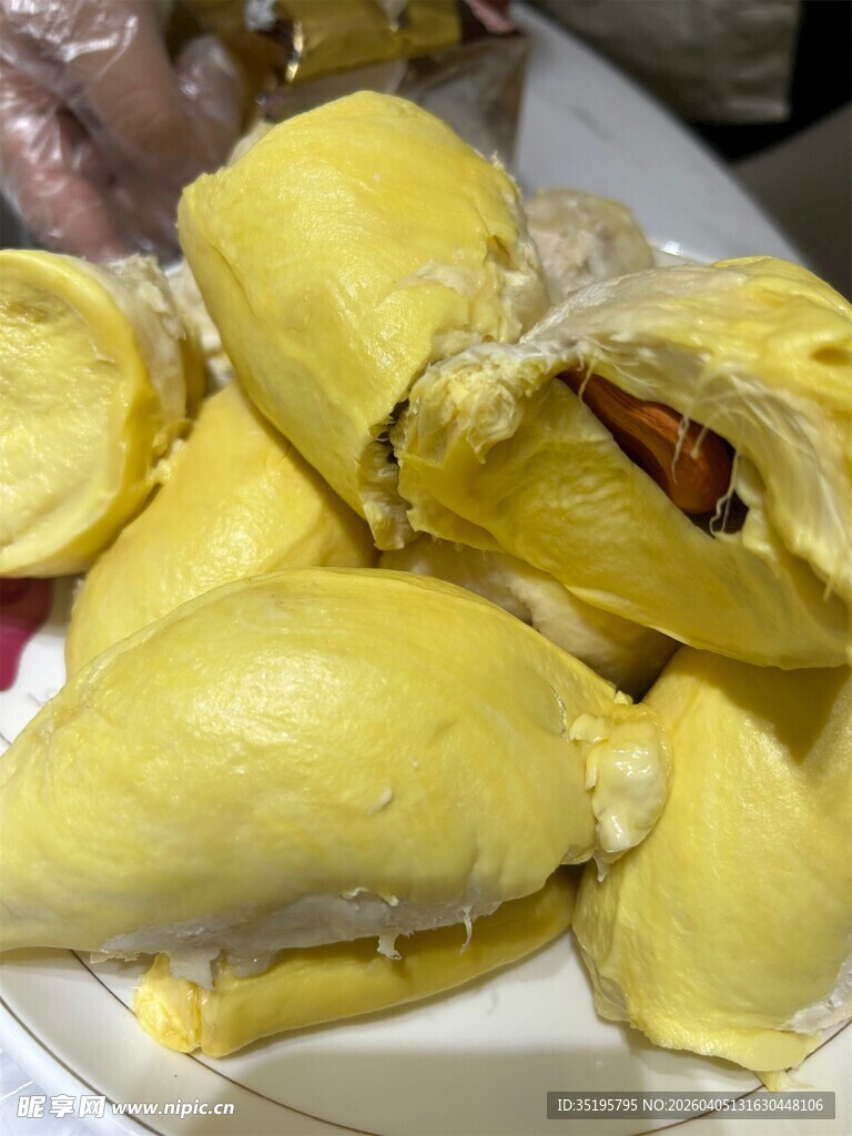 新鲜美味的剥开榴莲果肉