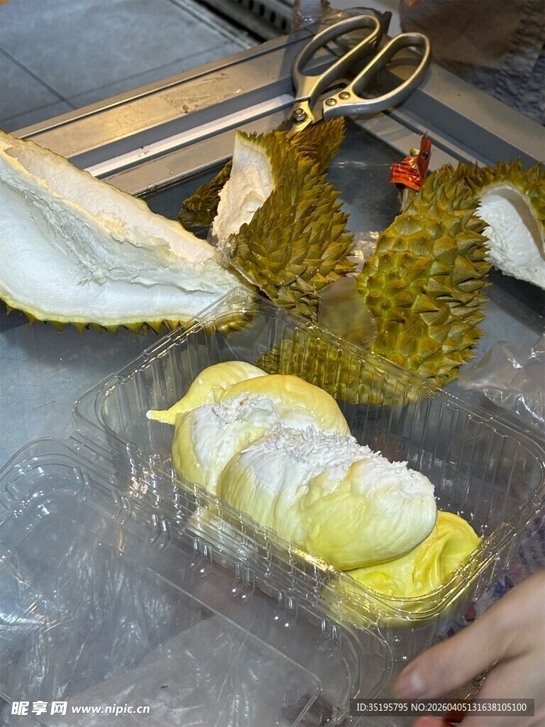 新鲜剥开的美味榴莲果肉