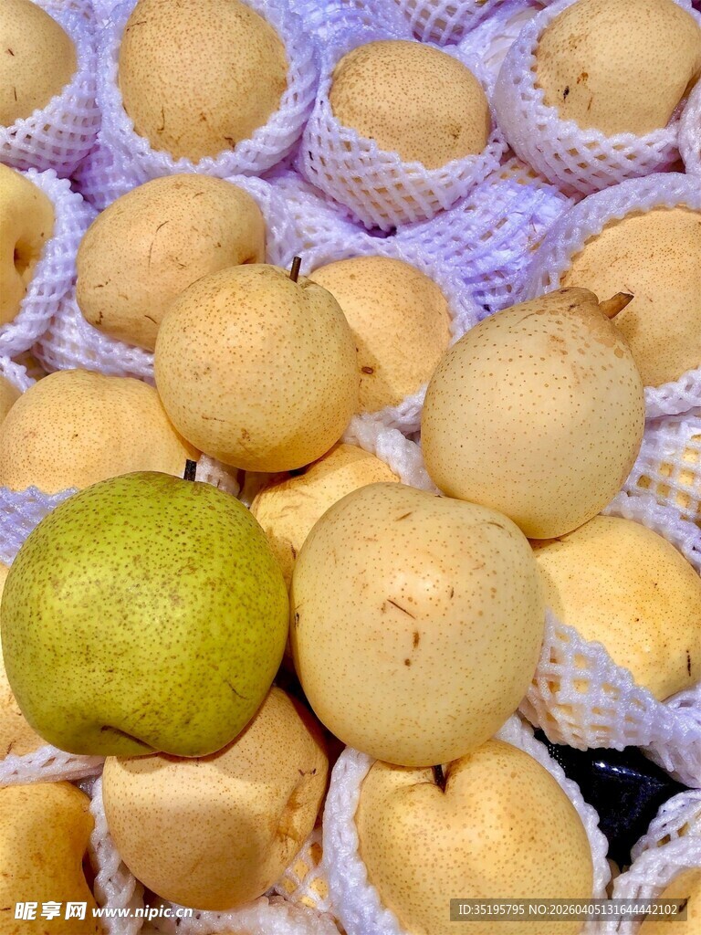 一颗青梨点缀众多黄梨