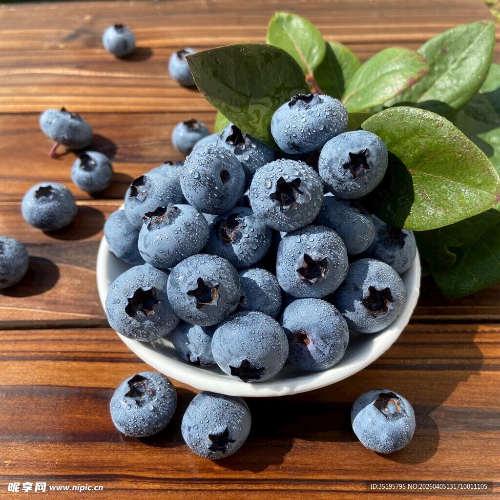 木桌上碗中饱满的蓝莓