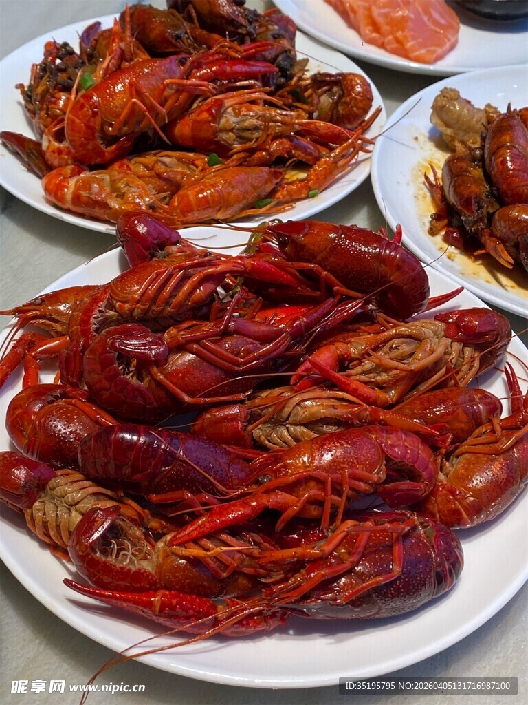 美味小龙虾摆满盘