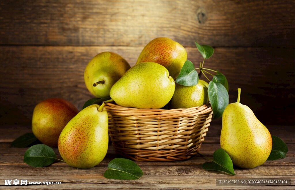 木篮中摆放的新鲜梨子