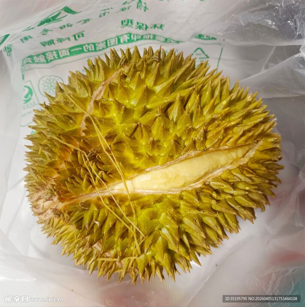 切开的新鲜榴莲果肉