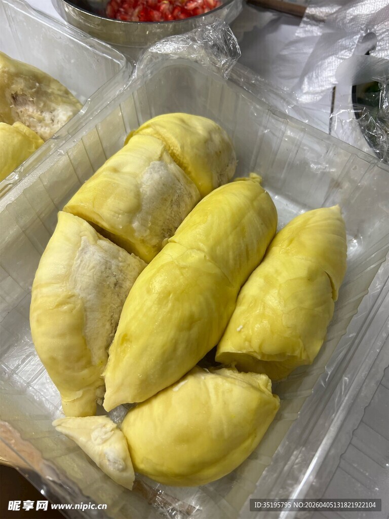 新鲜剥开的美味榴莲果肉