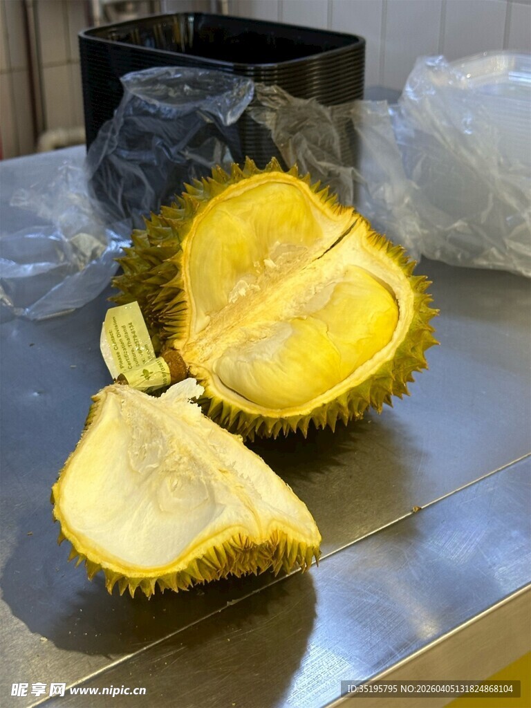 切开的新鲜榴莲果肉