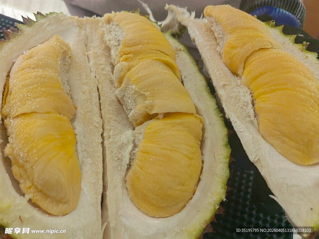 切开的香甜榴莲果肉