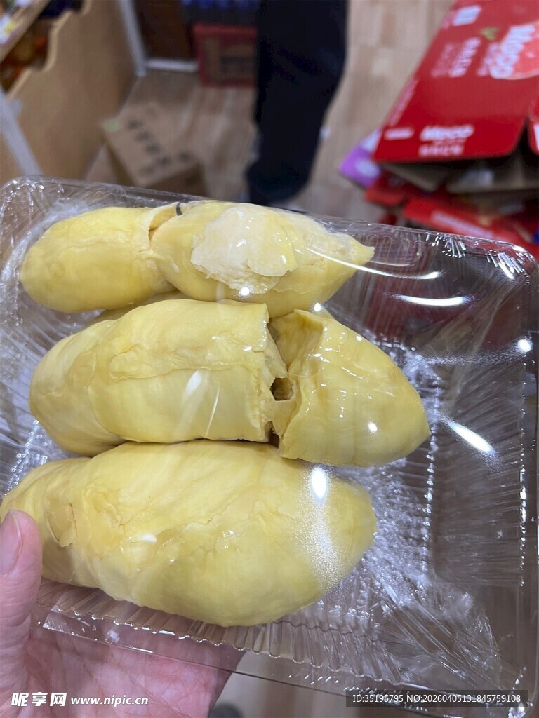 手中的美味新鲜榴莲果肉