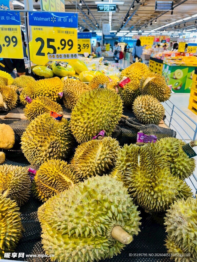 超市内摆放的新鲜榴莲