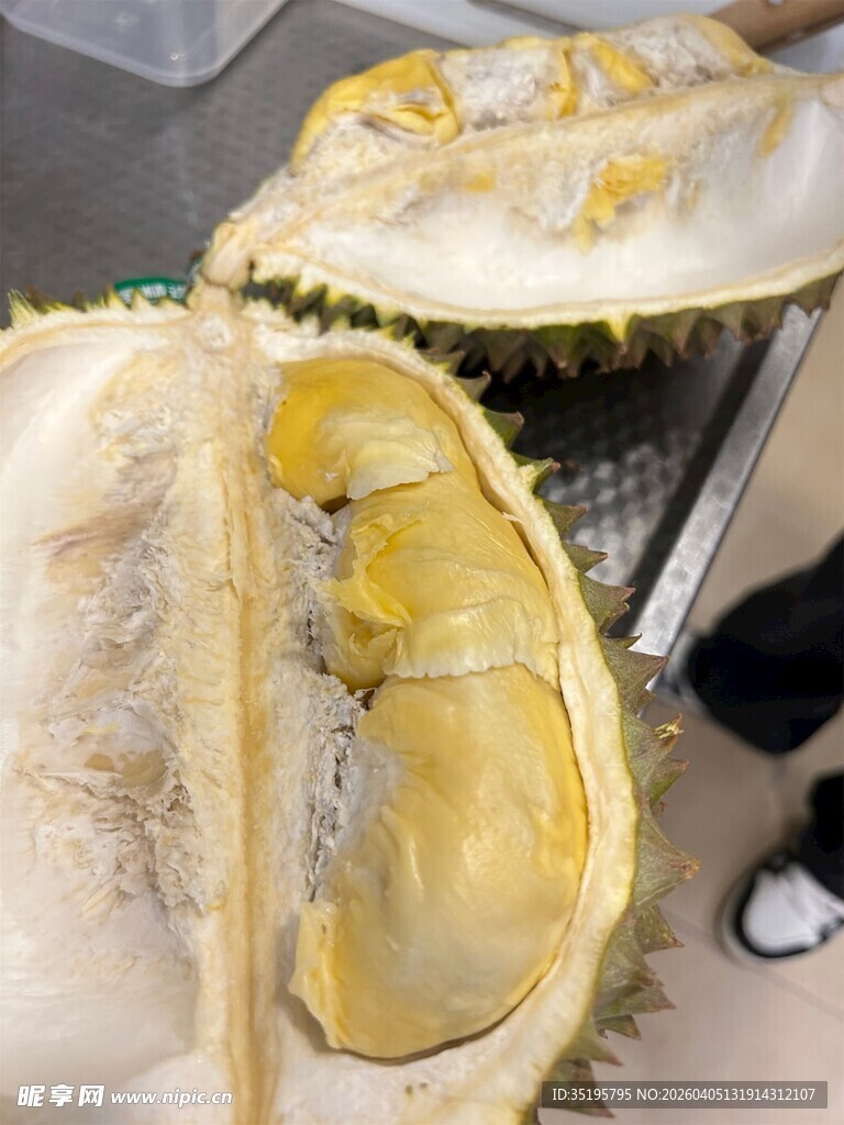 剥开的香甜美味榴莲果肉