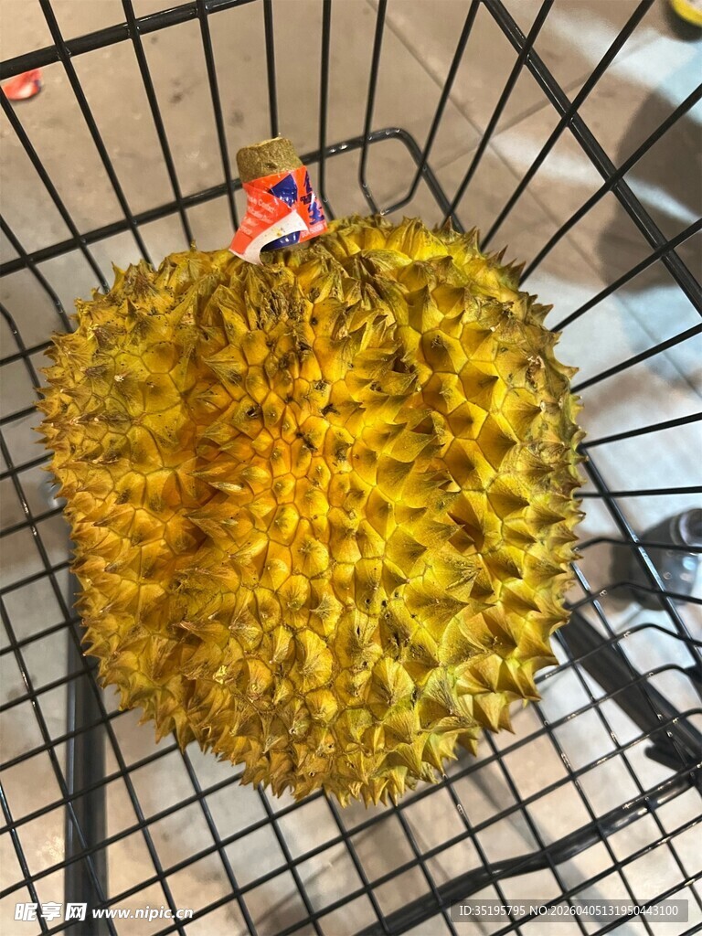 金属架上的新鲜菠萝