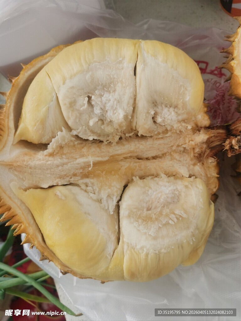 切开的美味榴莲果肉