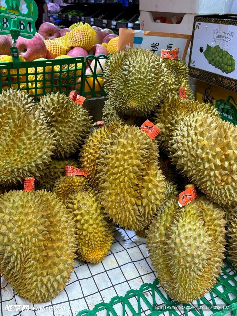 一堆新鲜榴莲摆放在摊位上