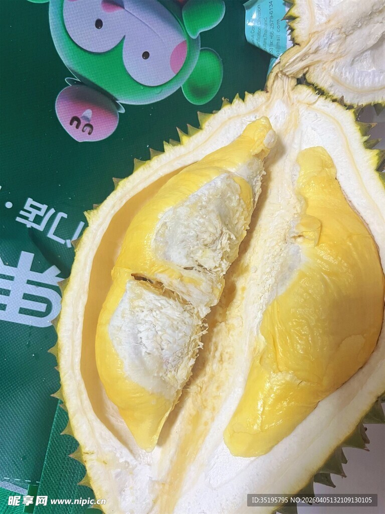 切开的香甜美味榴莲果肉
