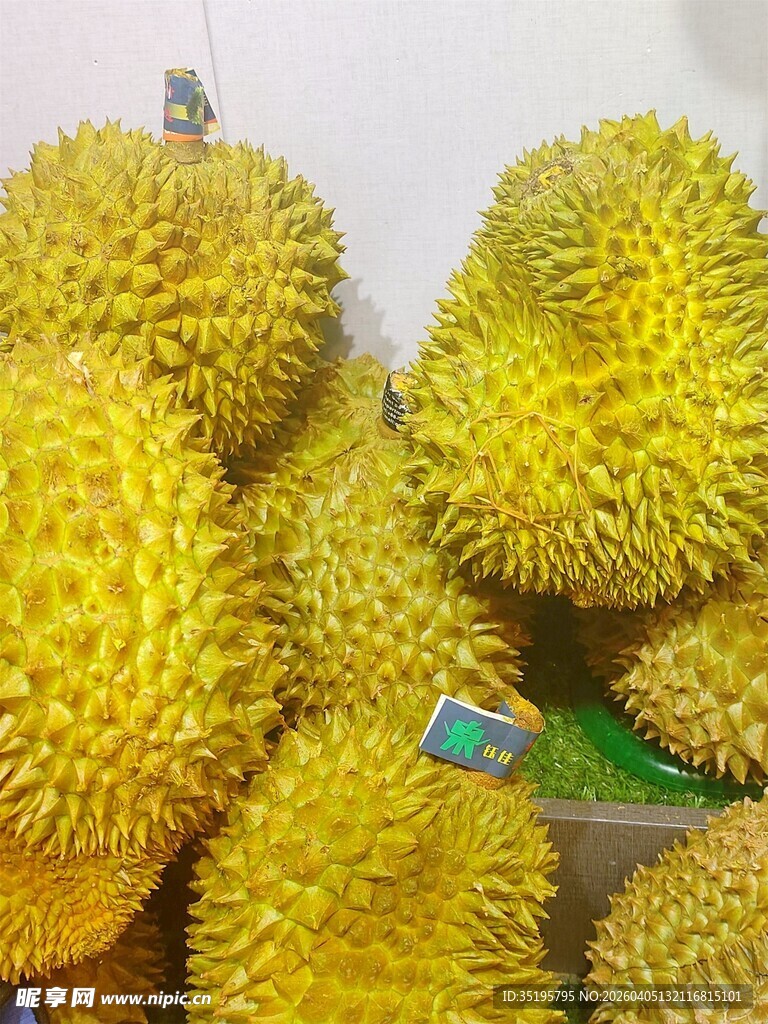 新鲜饱满的榴莲堆