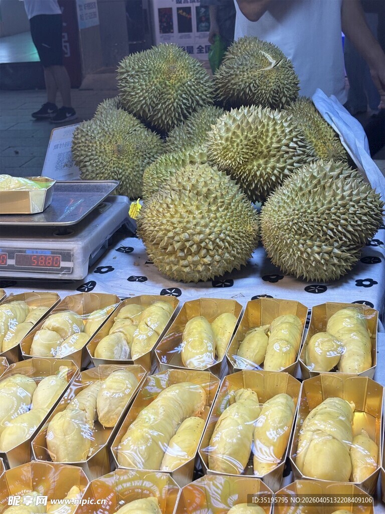 摊位上的多样榴莲展示