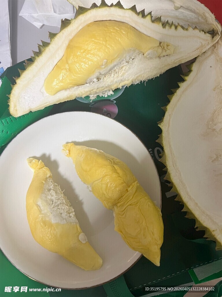 切开的美味榴莲果肉