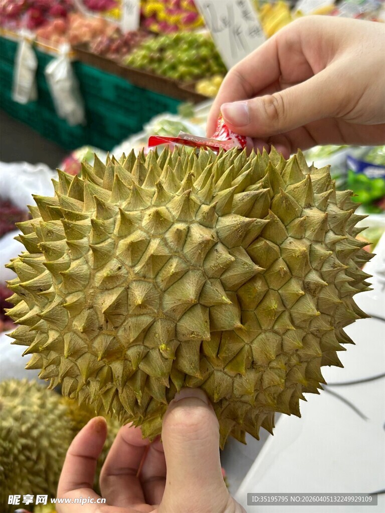 挑选榴莲的瞬间