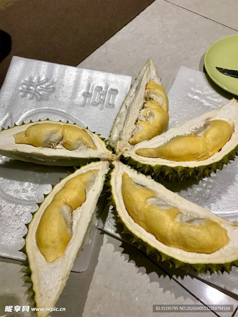 切开的美味榴莲果肉