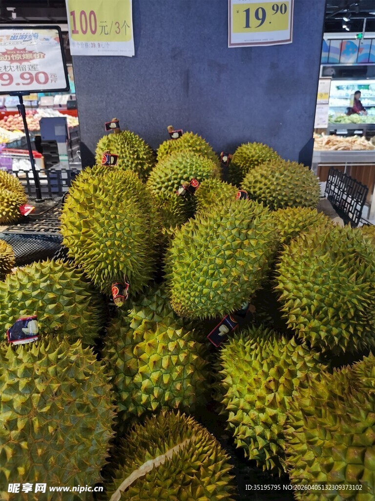 超市里堆放的新鲜榴莲