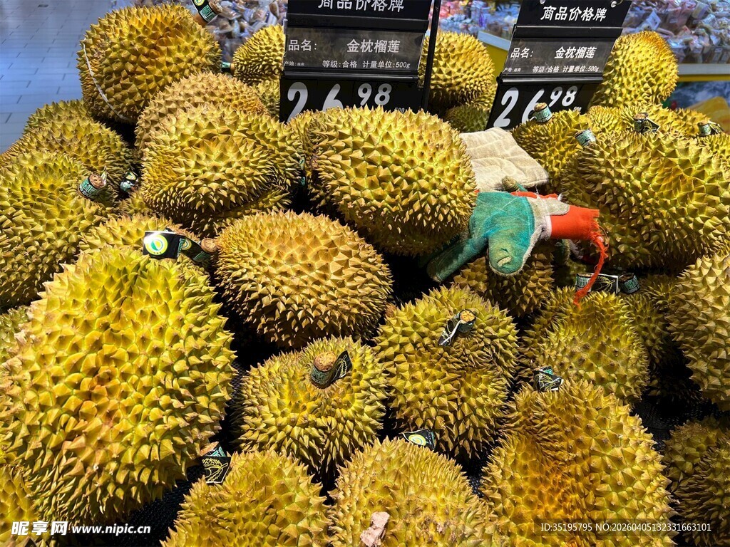 超市中摆放的新鲜榴莲