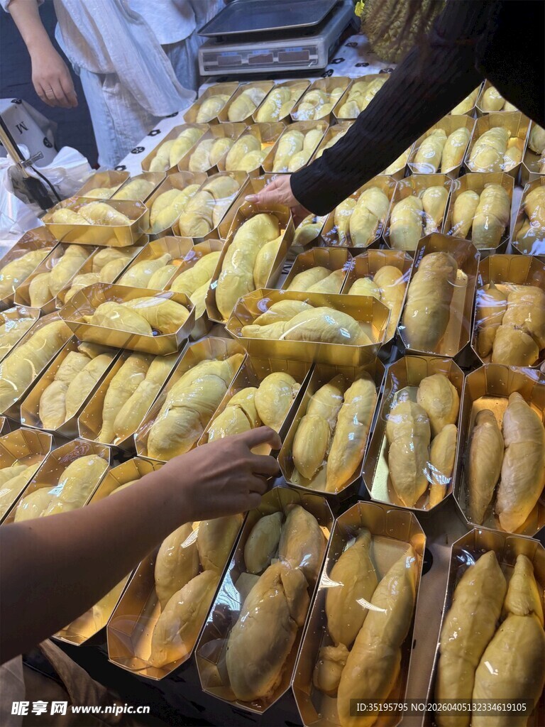 面包售卖现场伸手选购