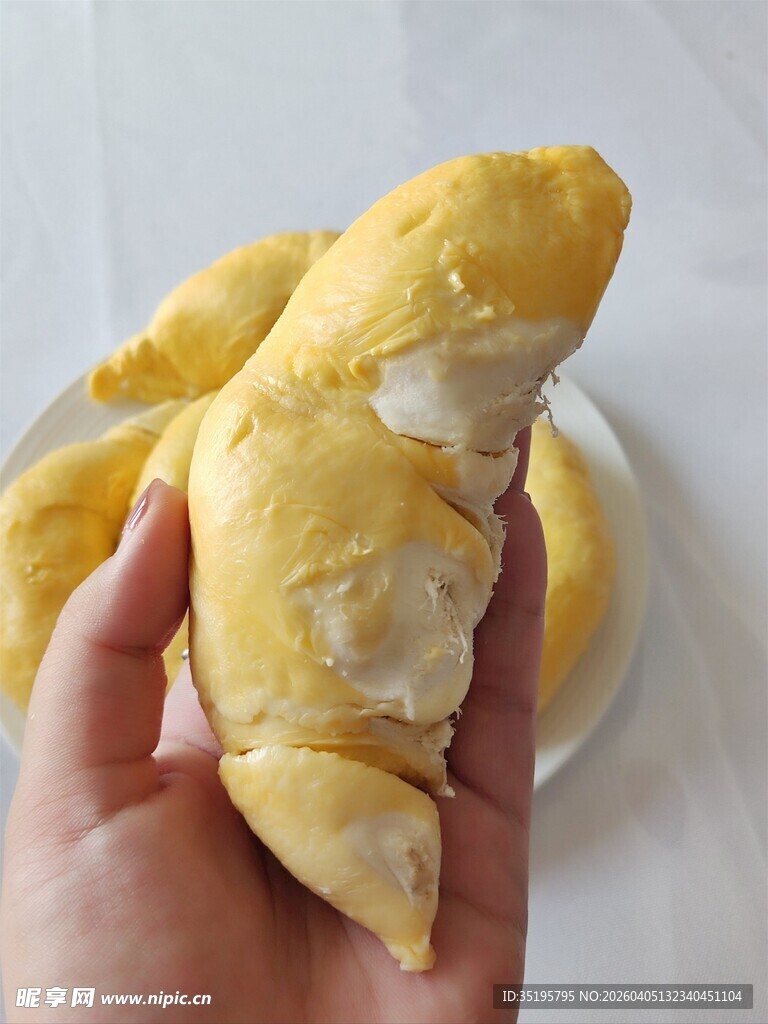 手捧美味榴莲果肉